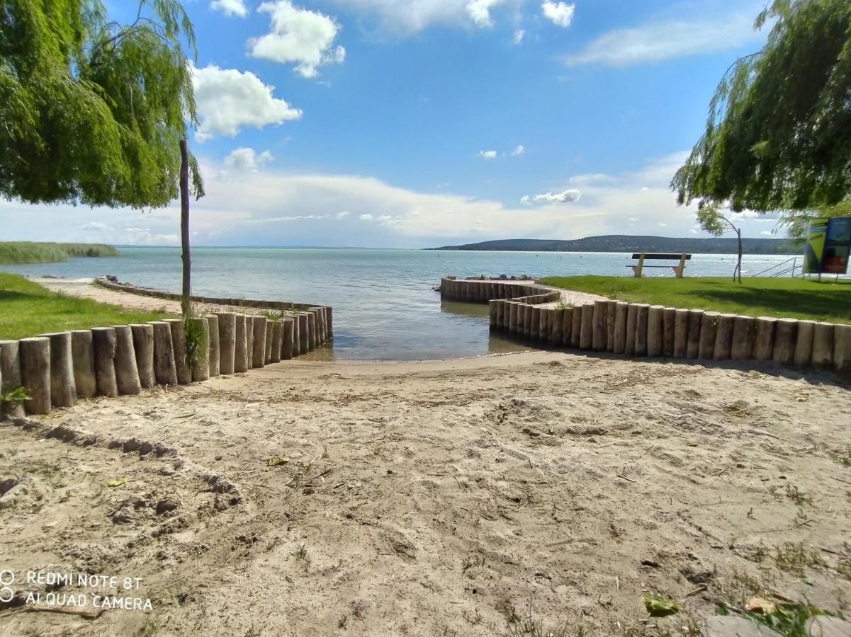 Elizabeth Vendeghaz Balatonfuzfon A Strandnal Exteriör bild